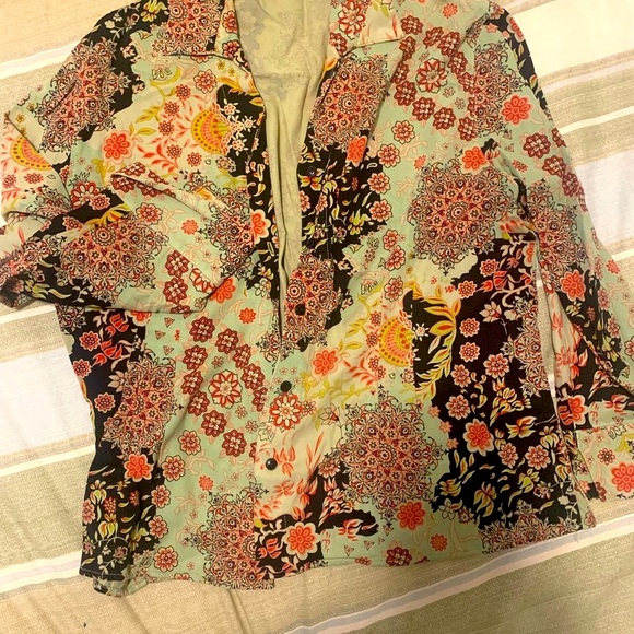 Tianello XL Floral Top - Picture 2 of 13